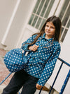 Une ravissante petite fille arbore avec style le sac week-end en denim imprimé cœurs et la veste ULYSSE assortie. Ce sac élégant et pratique est idéal pour les mamans et les enfants. Fabriqué en coton bio, il est un accessoire de mode éthique et intemporel.