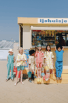 Groupe d'enfants portant la collection printemps été 2024 en coton bio certifié GOTS style vintage mixte unisexe motifs citron, fleurs, cœurs et rayures