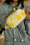 Sac banane en coton bio, couleur beige motif citrons jaunes, sangle reglable, fermeture zip, accessoire de mode ethique en coton bio mixte unisexe