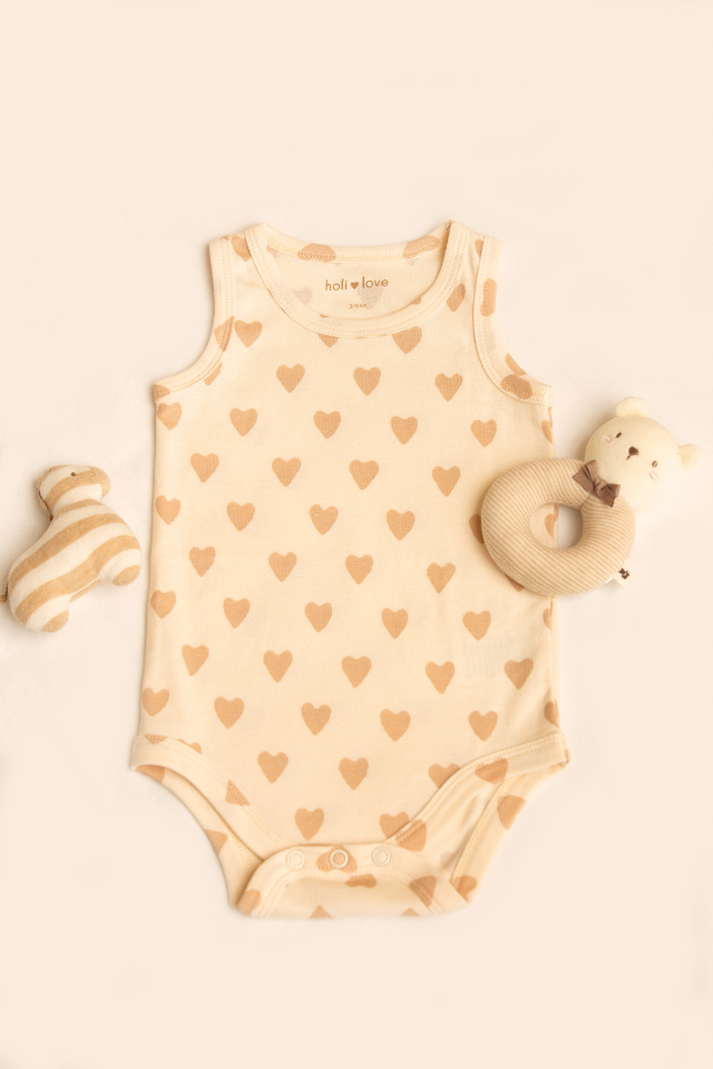 Body avec imprimé cœur beige à plat, collectin bébé naissance Baby Care en coton bio