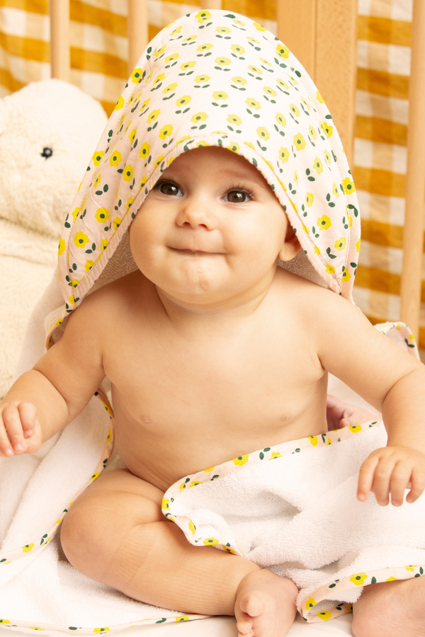 Bébé couvert de la cape de bain au motif Flower de la capsule bébé naissance Baby Care en coton bio